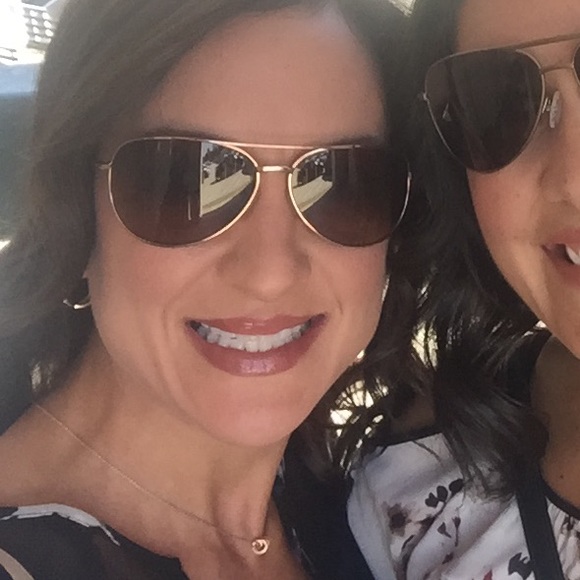 Meet your Posher, Jennifer - Picture 1 of 1